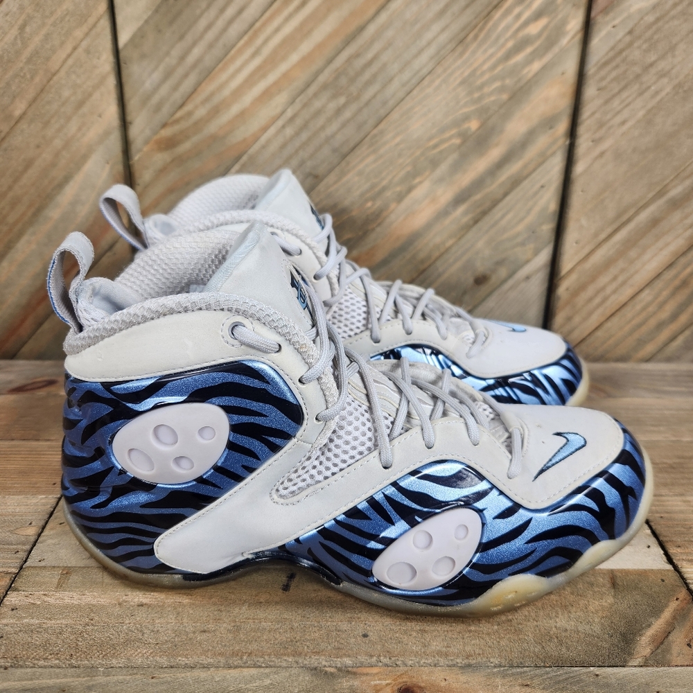 Nike Athletic Shoes in White and Blue
